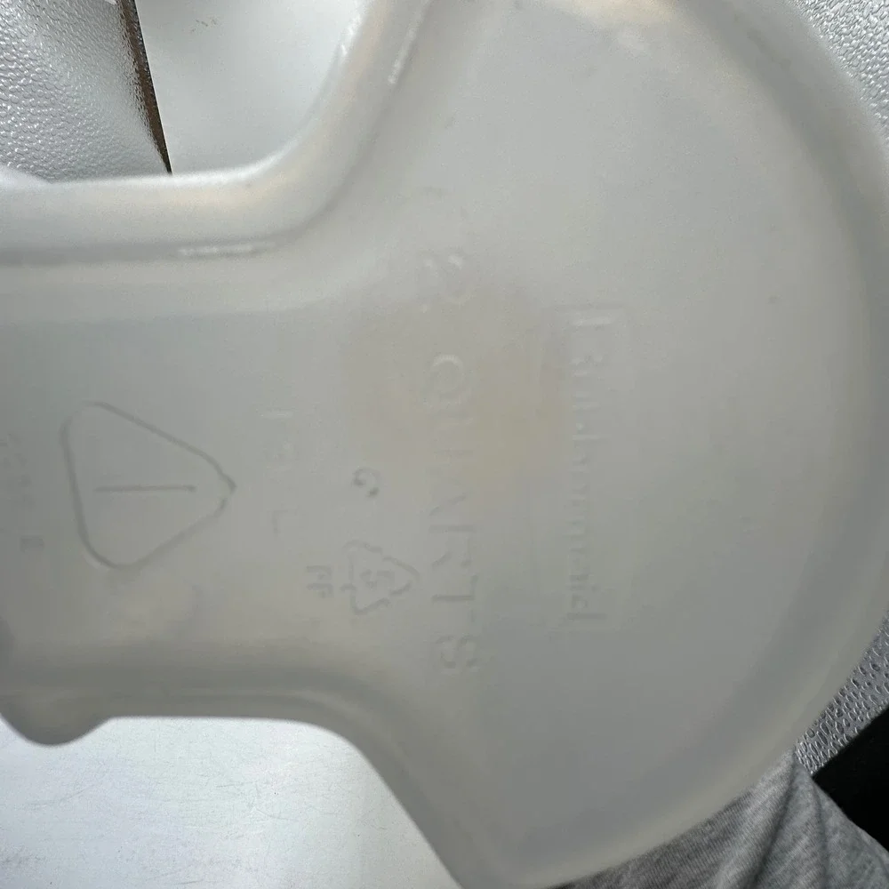 Vintage Rubbermaid 2 Qt EZ Grip Servin Saver Juice Drink Bottle Pitcher with Lid